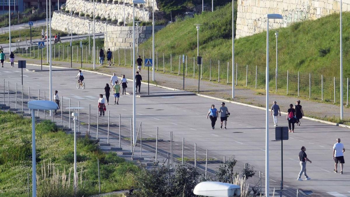 Vecinos pasean por Xuxán tras el confinamiento, en mayo de 2020. |  // VÍCTOR ECHAVE