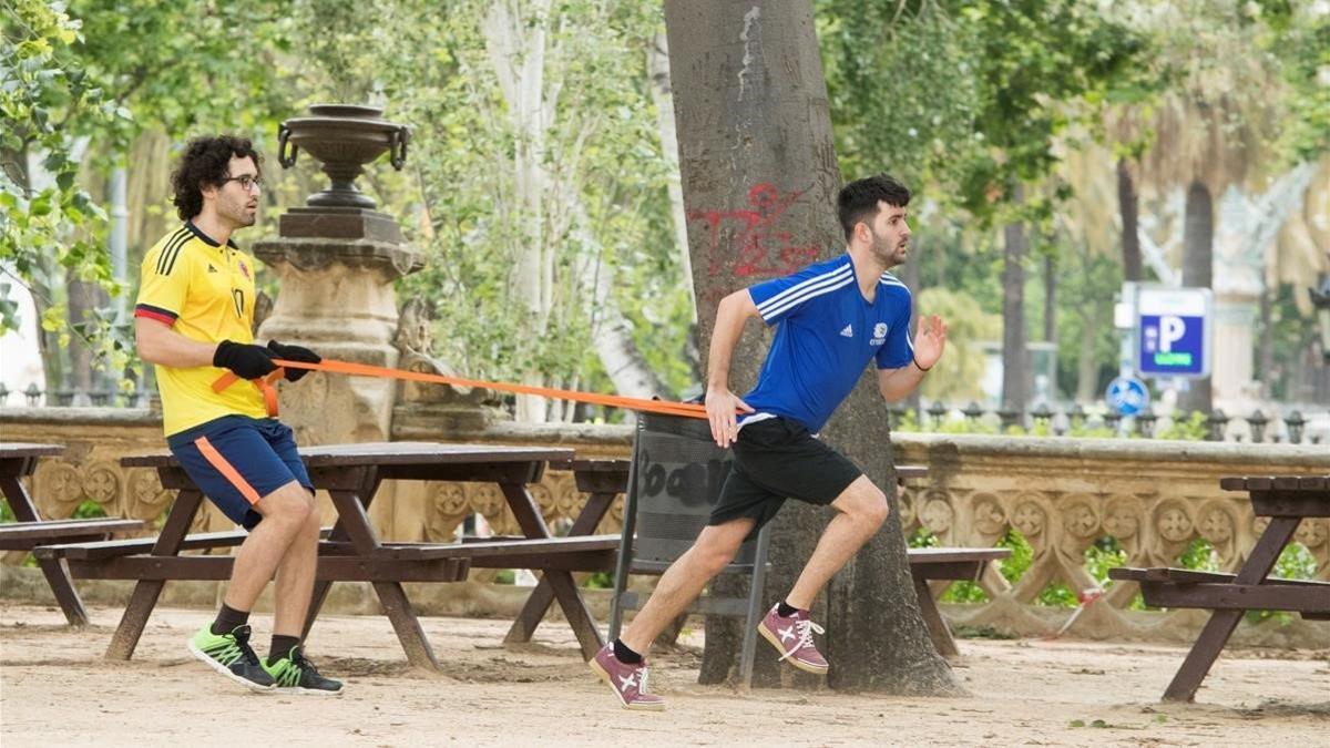 Dos hombres se entrenan en el parque de la Ciutadella de Barcelona, el 14c de mayo del 2020