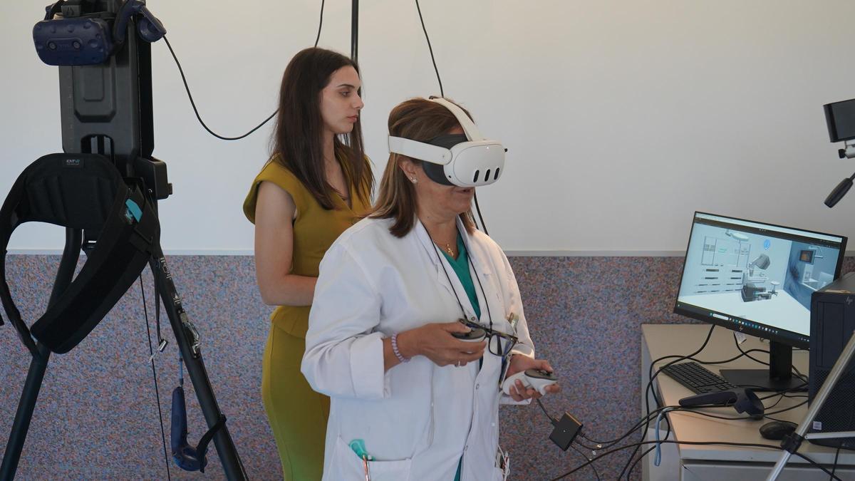 Una facultativa del Hospital Santa Lucía probando el modelo digital del quirófano robótico desarrollado por la UPCT