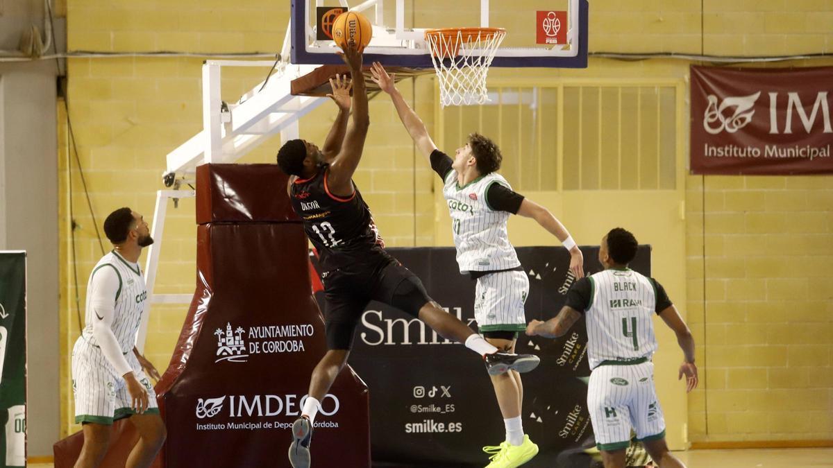 Michael Okafor, del Círculo, intenta anotar cerca del aro ante el local Gonzalo Orozco.