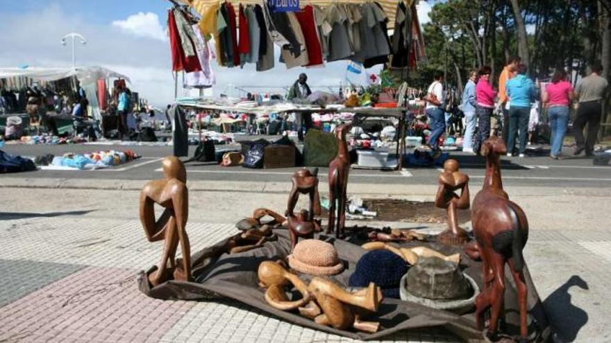 Los vendedores ambulantes denuncian irregularidades en Samil (foto) y en el &quot;Soho&quot;.  // Fdv