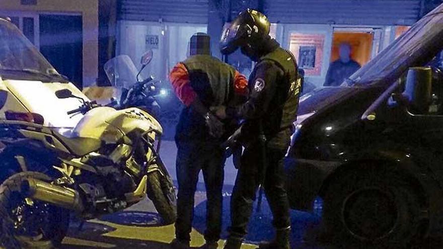 Agentes del GAP detienen al presunto narcotraficante.