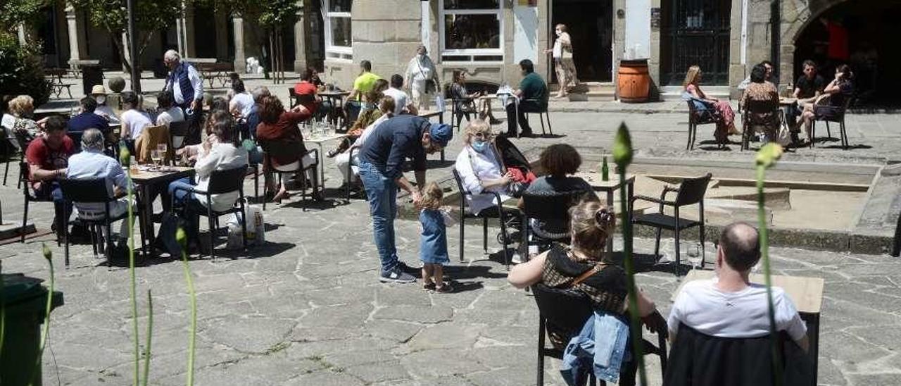 Terrazas de bares en el centro histórico de Pontevedra a mediodía de ayer. // Rafa Vázquez