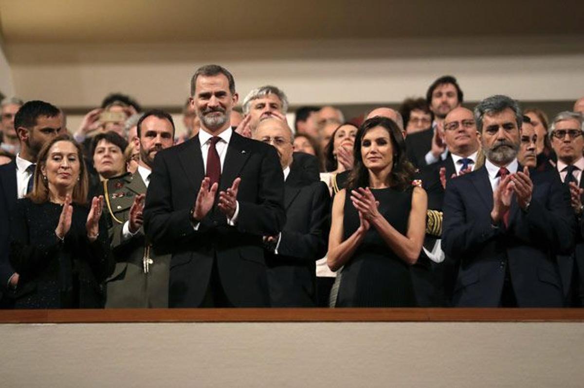 Los reyes Felipe y Letizia aplauden el concierto 'In Memoriam' en honor de las víctimas del terrorismo