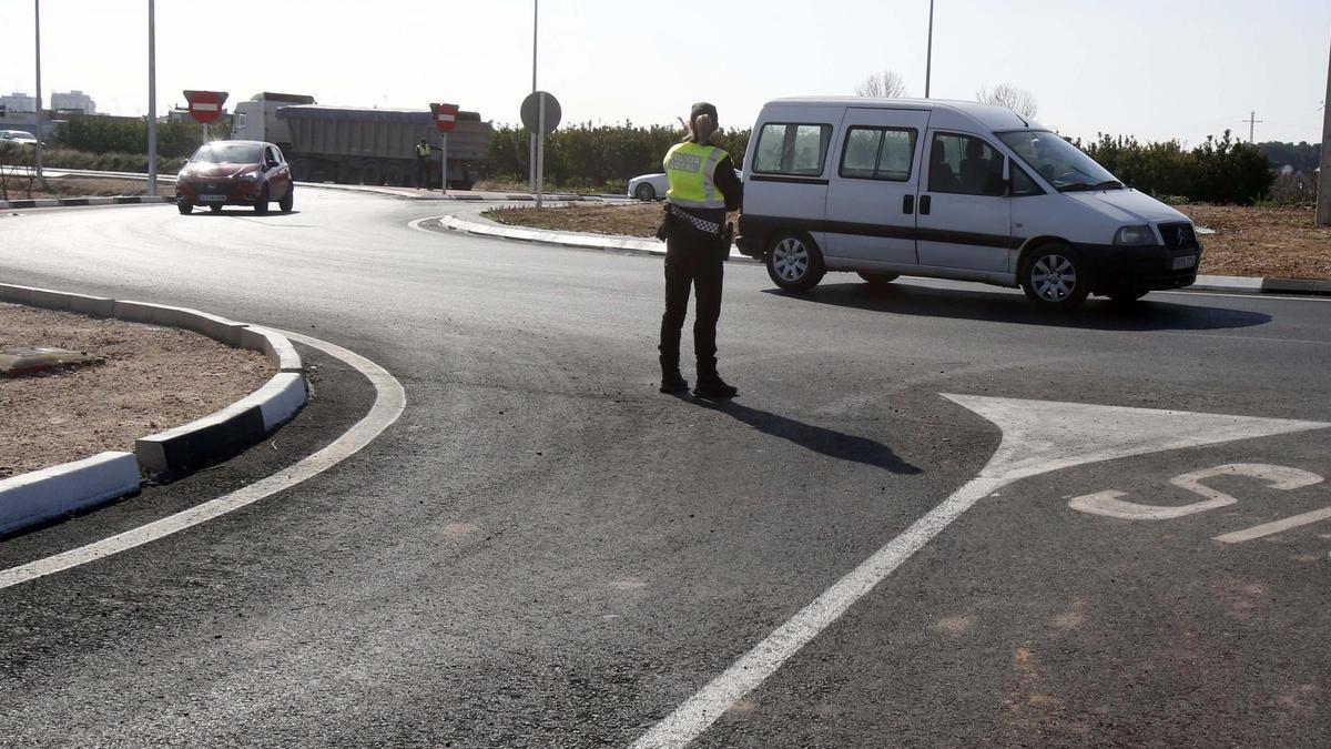 Una agente de la Policía Local de Carlet, en una imagen de archivo.