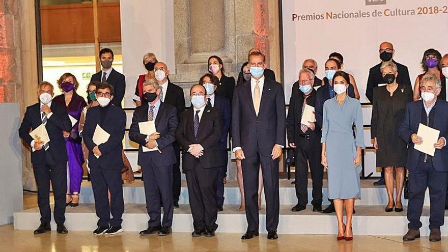 Foto de familia de los premiados de 2019, con los Reyes e Iceta, con Xaime Martínez primero por la izquierda en la fila de atrás. | Efe