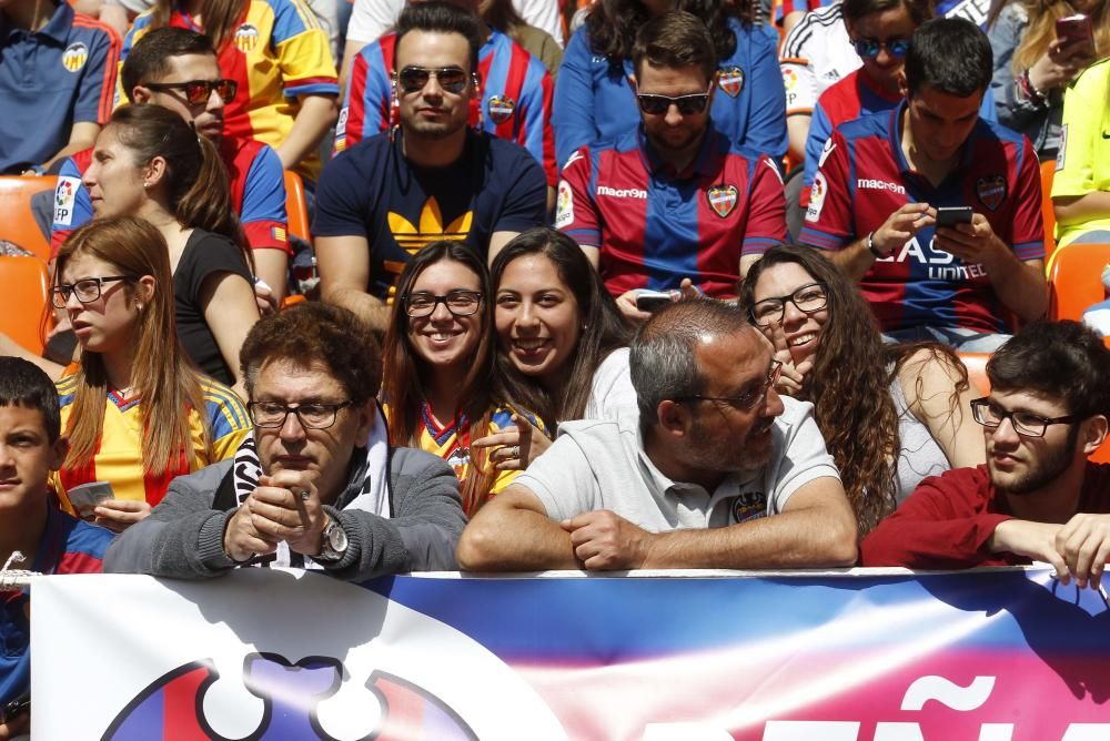 La afición en el derbi femenino de Mestalla