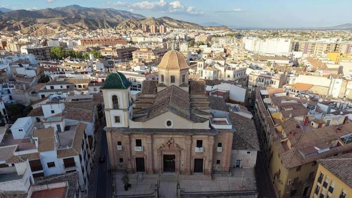 Iglesia de Santiago en pleno centro del casco antiguo.