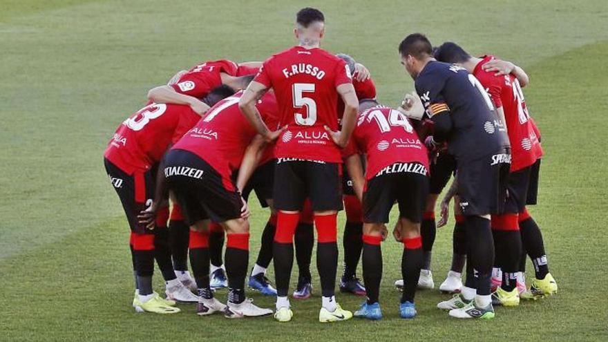 Los jugadores hacen piñasobre el terreno de juegoantes del inicio del partido.