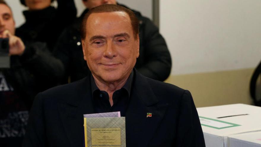 Berlusconi en el momento de su votación.