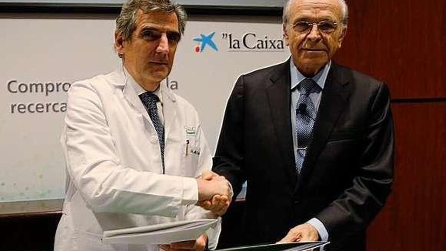 Por la izquierda, el director general del Hospital Clínic de Barcelona, Josep María Campistol, y el presidente de la Fundación Bancaria la Caixa, Isidro Fainé, tras la renovación del acuerdo.