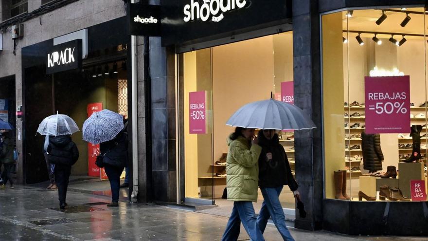 El mal tiempo condiciona las compras navideñas y las primeras rebajas del invierno