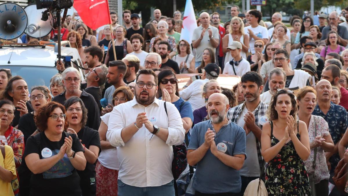 Carmela González, Xabier P. Igrexas, Néstor Rego, Filipe Abalde e Alexandra Fernández ante a sede da Xunta na manifestación de Vigo