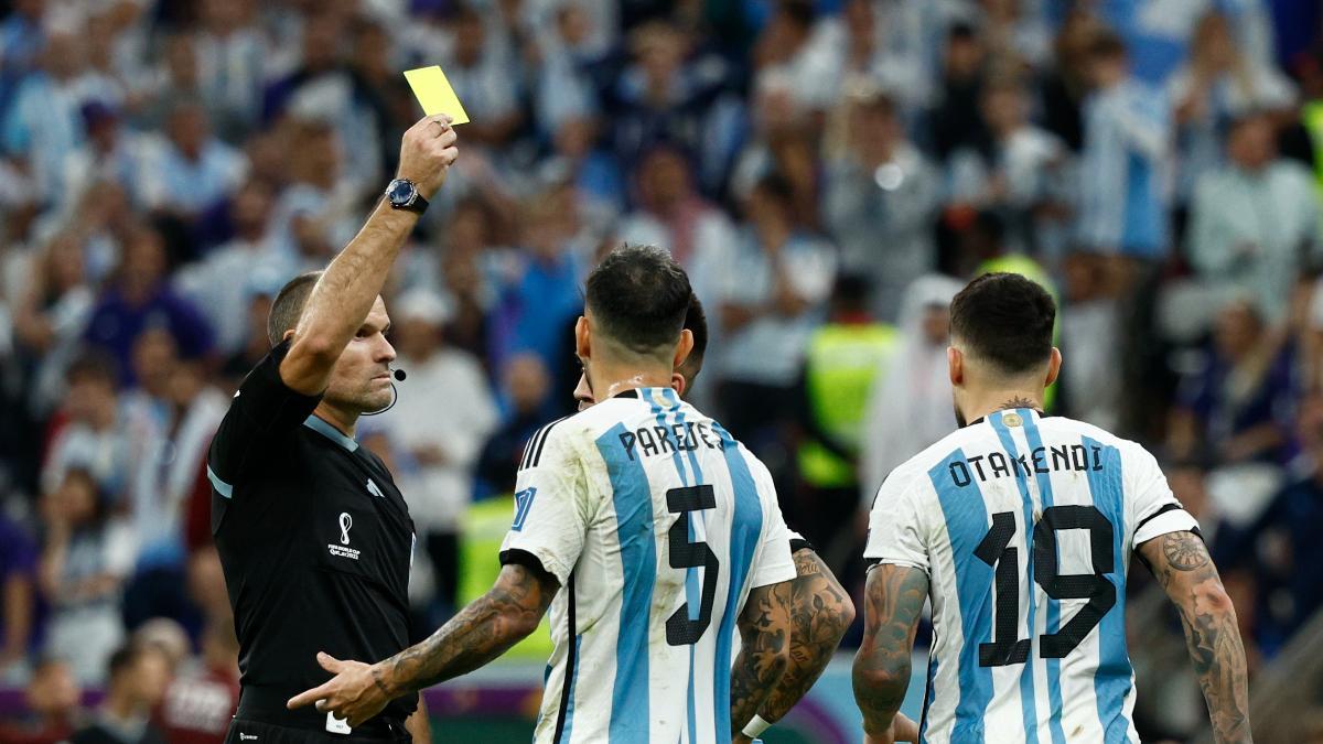 Mateu Lahoz amonesta a un jugador de Argentina durante el Mundial de Qatar 2022