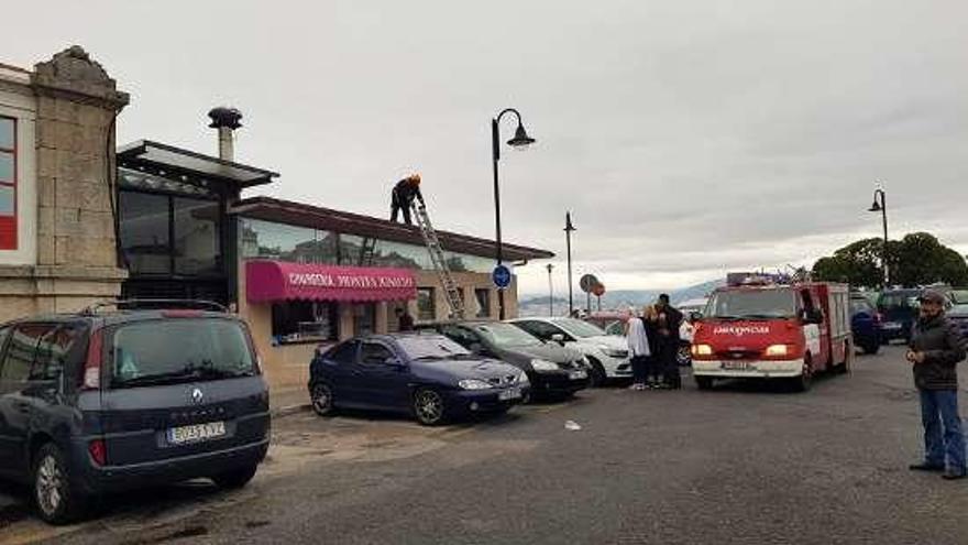 Labores de extinción del fuego en la churrería. // Santos Á.