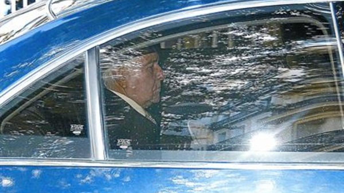 Dívar, en el interior de su coche, a su llegada a la sede del CGPJ, ayer.