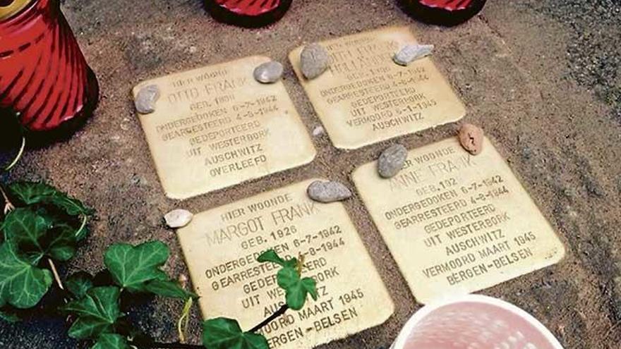 Imagen de los monumentos a Ana Frank y su familia en Ámsterdam.