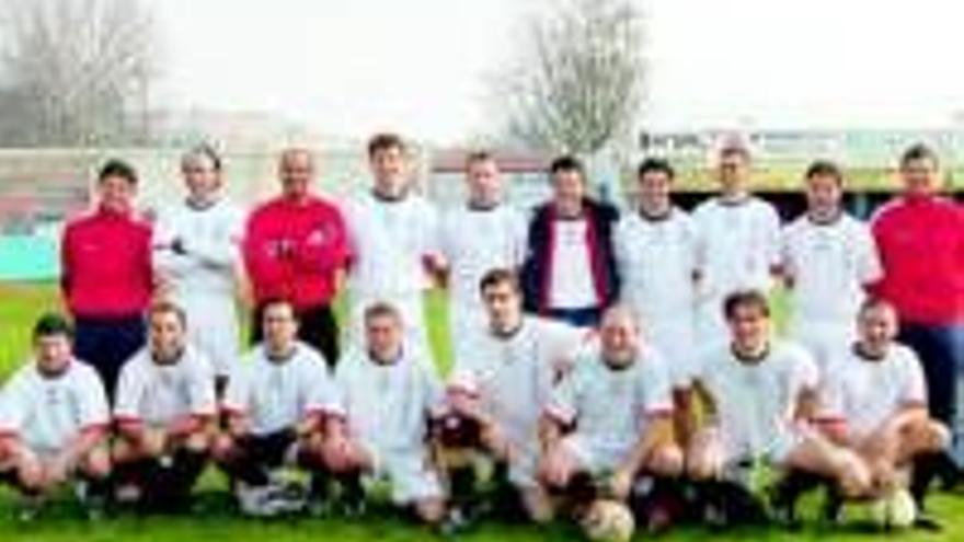 El equipo Bar Halcón de Navalmoral de la Mata gana el XIV Torneo de Fútbol Veteranos en Coria