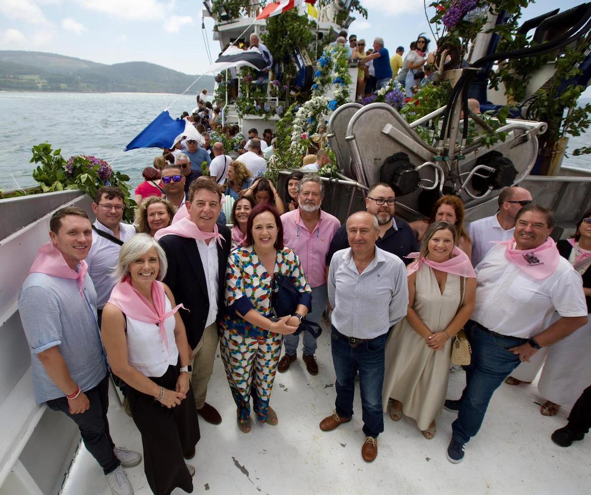 Besteiro, junto a otros militantes socialistas, en las Festas do Carme en Camariñas el pasado año