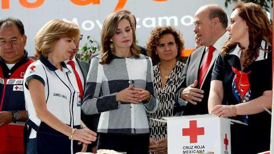 La reina Letizia, con representantes de Cruz Roja, ayer, en México.