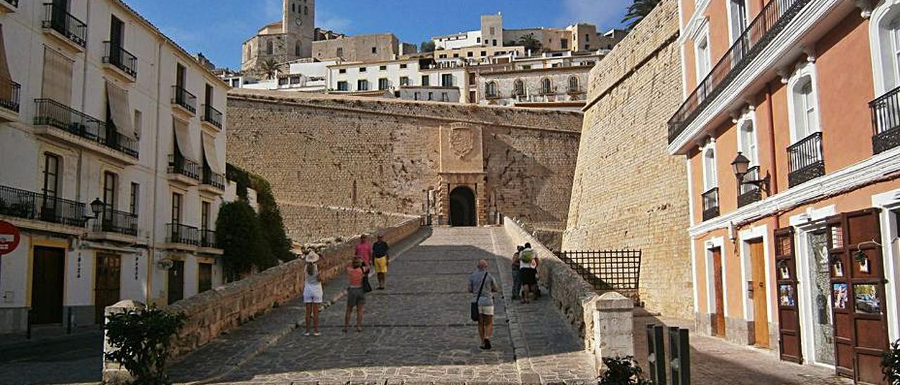 Entrada a la ciudad amurallada por el Rastrillo. | DI