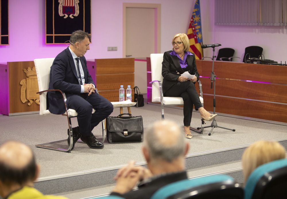 Canet d'En Berenguer. El magistrado Joaquín Bosch llena el salón de actos del ayuntamiento en uno de los actos por el 25N.