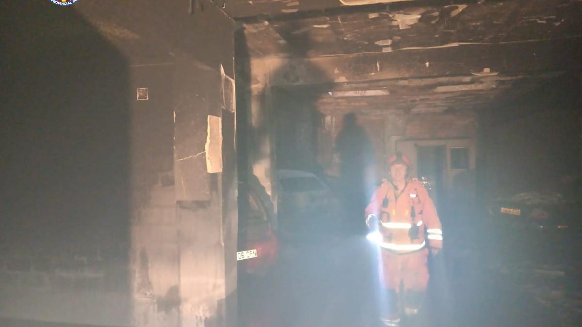 Un patinete eléctrico incendia un garaje en la Pobla de Vallbona