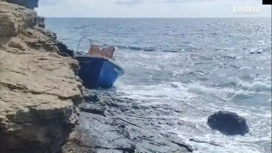 Estupefacción en la playa de la Fustera de Benissa: una patera encallada y el mar que saca la ropa de los migrantes