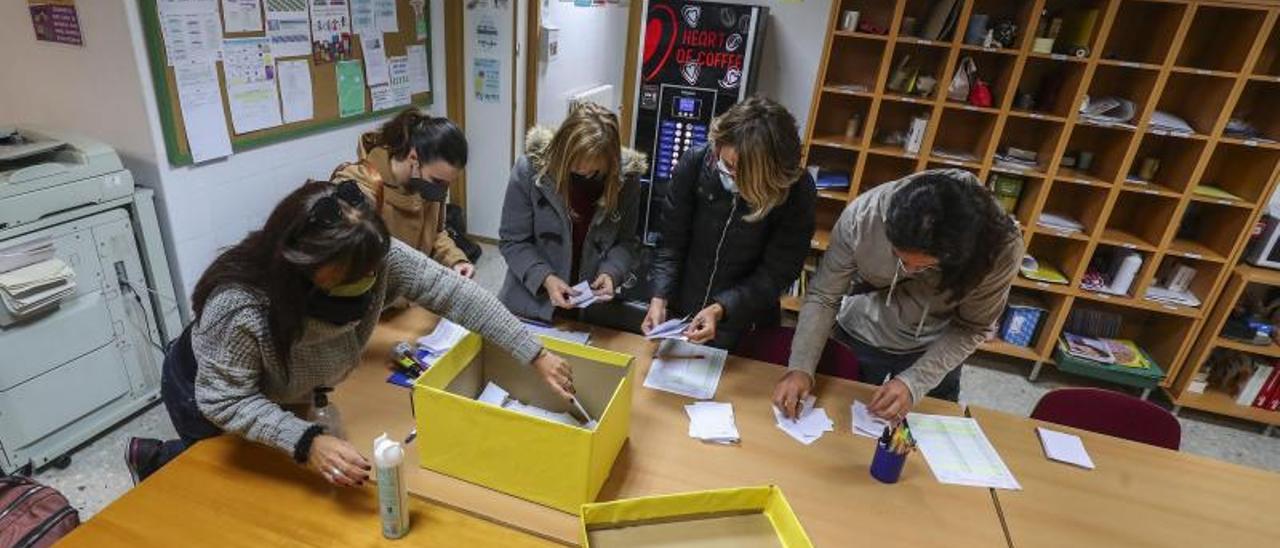 Miembros de un colegio realizan recuento de votos. | G. CABALLERO