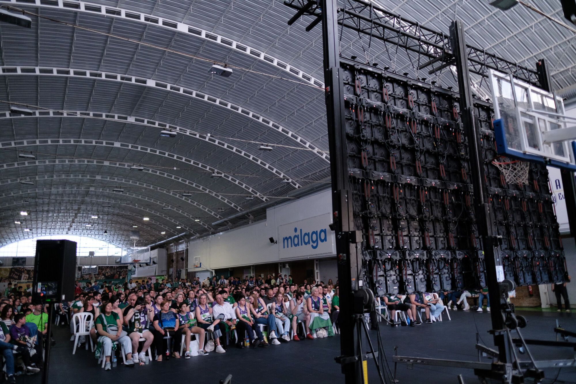 La afición del Unicaja sigue la final de la BCL en Los Guindos