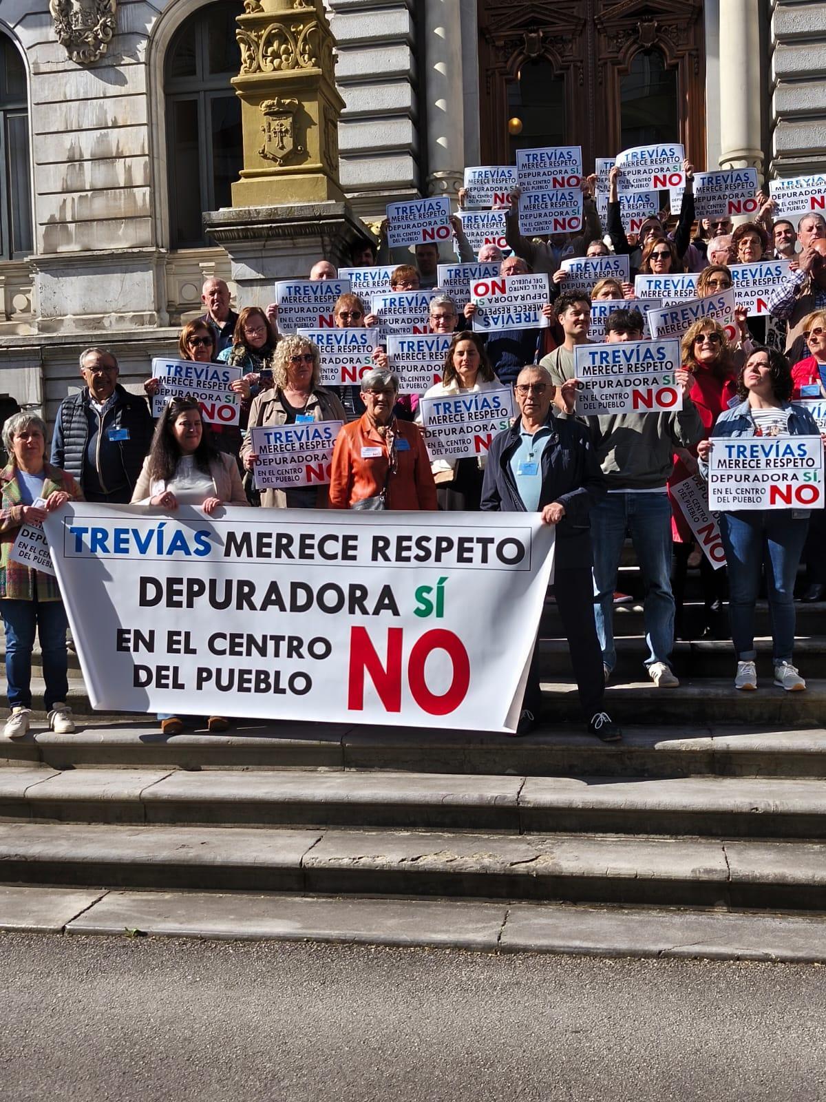 Los vecinos de Trevías, en las escalinata de la Junta General del Principado, con sus pancartas.