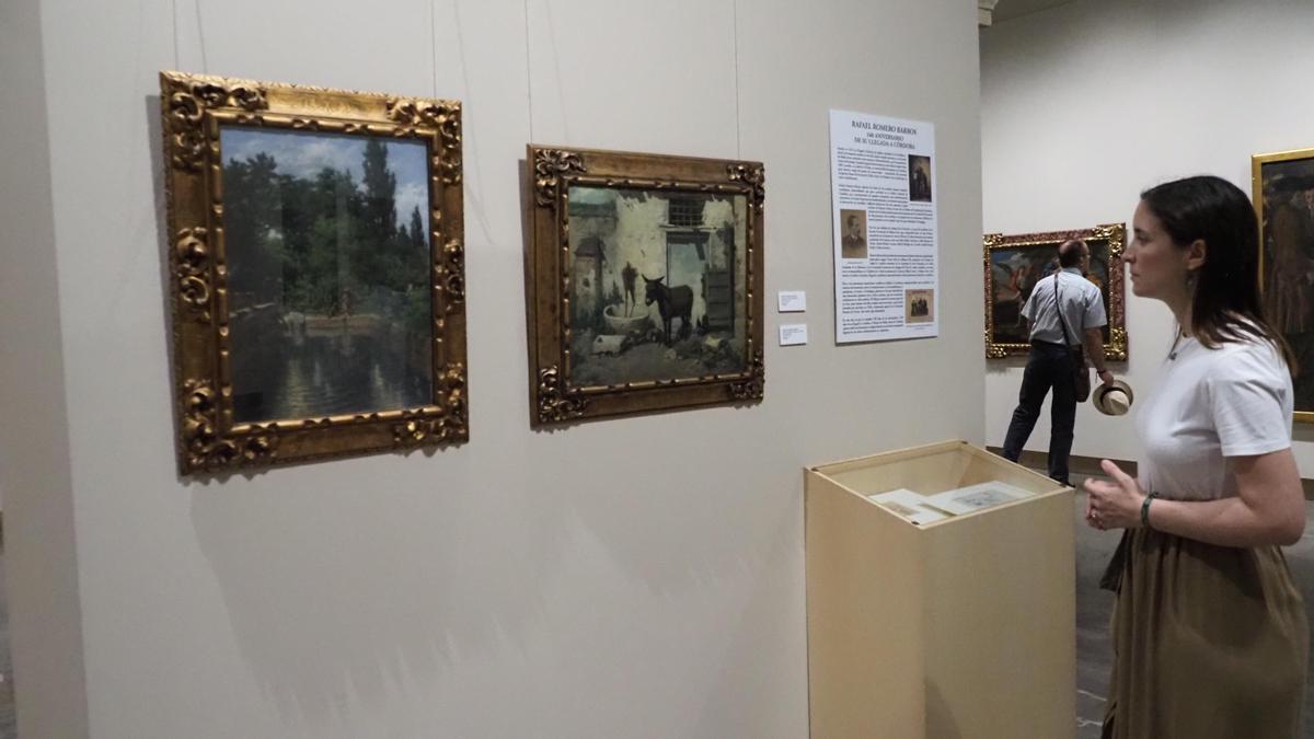 Cristina Casanueva contempla dos de las obras que se ofrecerán al público a partir del martes, 19 de julio, en el Museo de Bellas Artes de Córdoba.