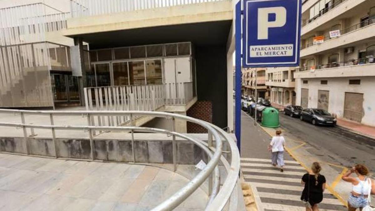 Acceso al parking que ahora solo utilizan abonados. Las plazas se venden por 6.500 euros