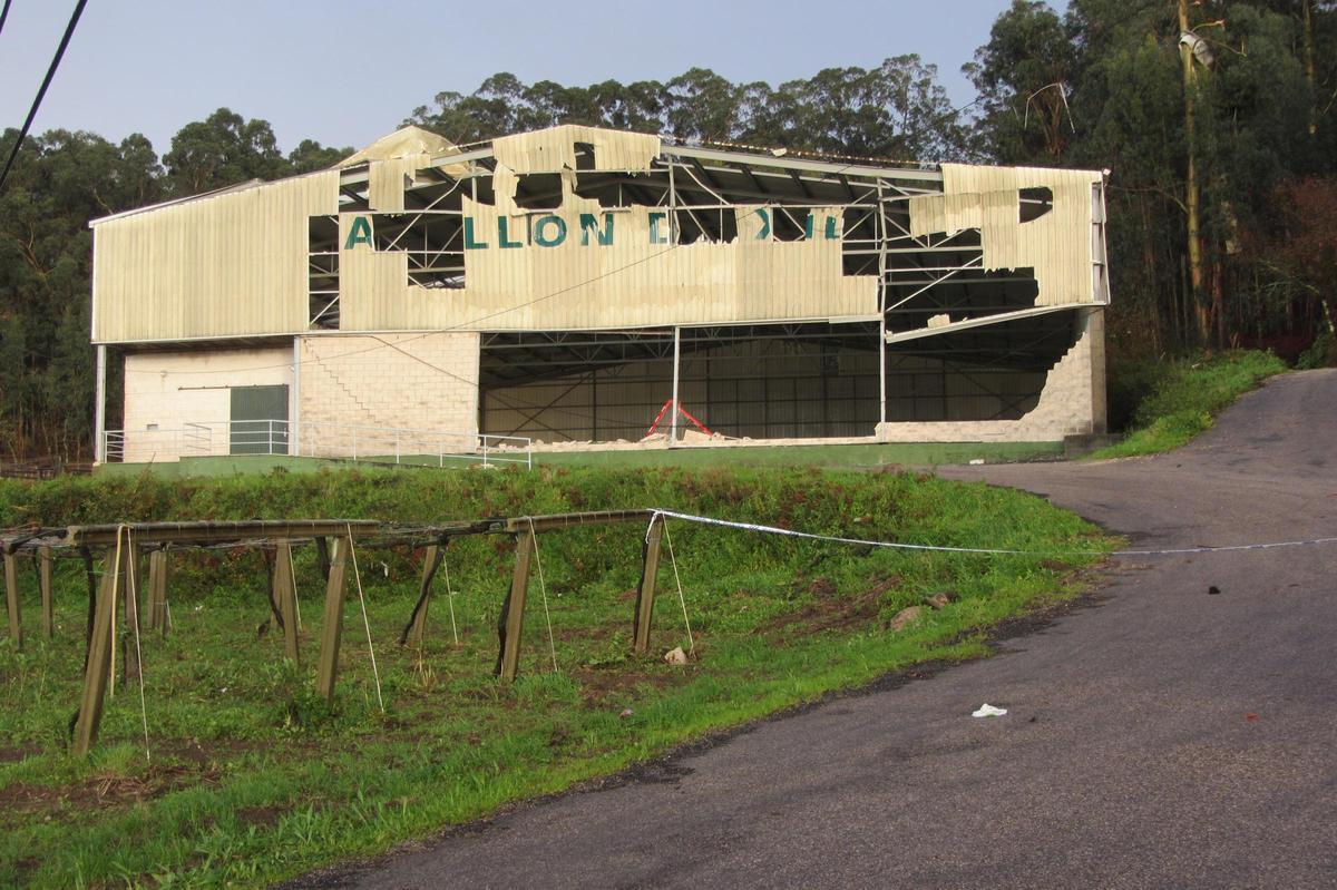 El pabellón en una imagen de 2016, cuando lo destrozó una manga marina.