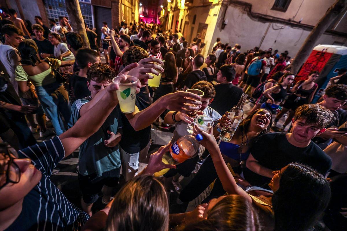Un botellón en las fiestas de Gracia