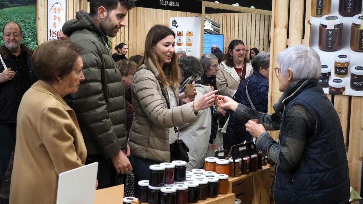 Diversos visitants gaudint dels productes ofertats