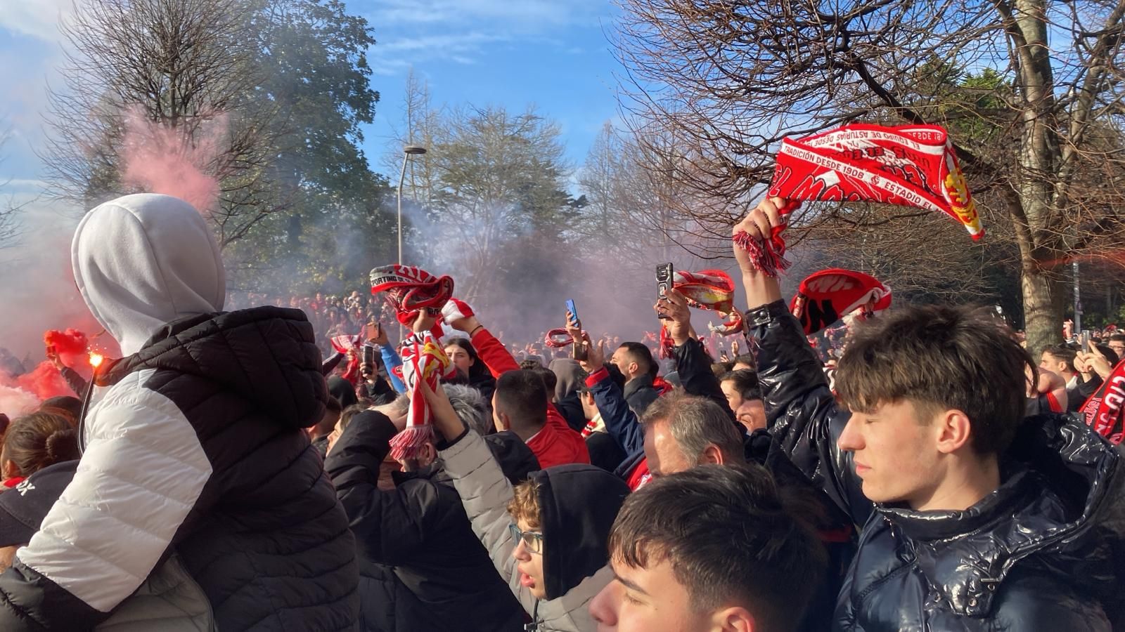 La afición del derbi asturiano en imágenes