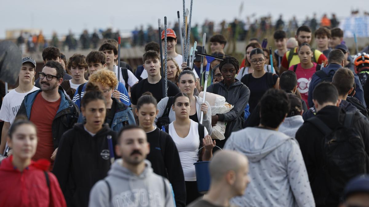 Miles de personas se presentan como voluntarios para ayudar a los damnificados por la dana