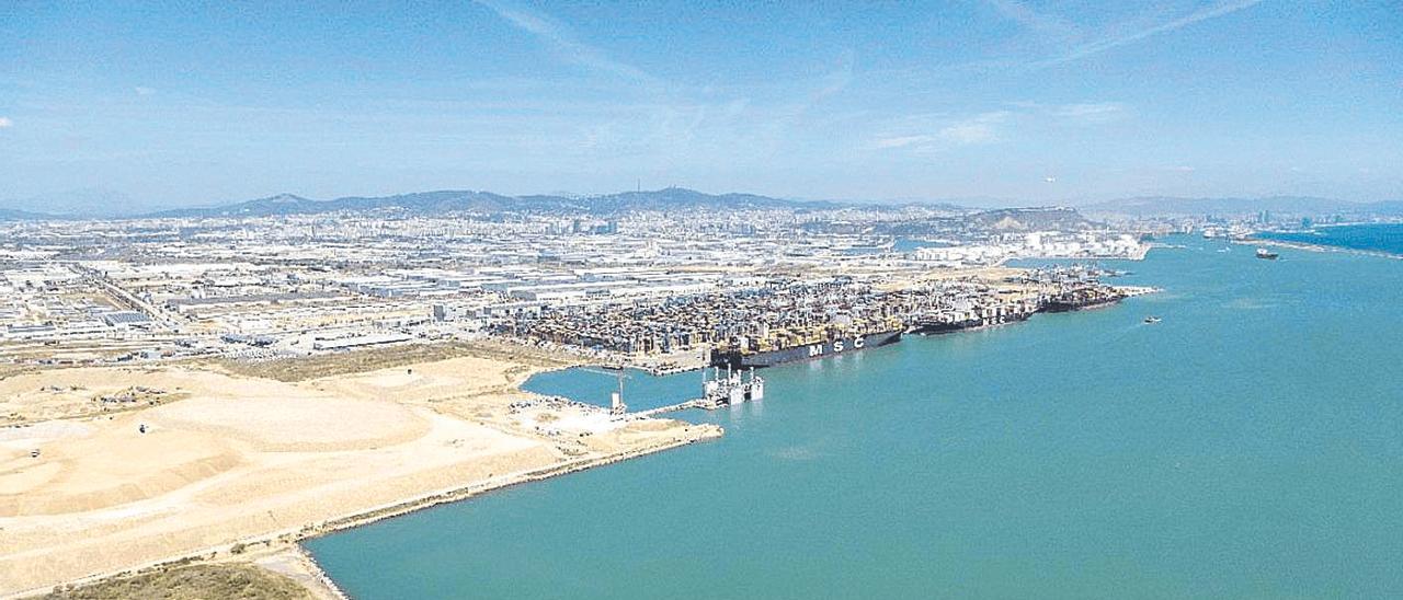 Los empresarios exigen avanzar en la ampliación del Puerto porque Barcelona «toma la delantera»