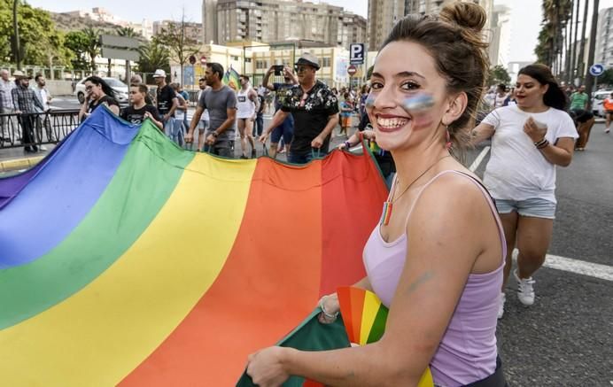 LAS PALMAS DE GRAN CANARIA A 24/06/2017. Este 2017 el lema del orgullo está vinculado a la demanda de la Ley de Igualdad LGTBI que combata los flecos pendientes para la igualdad legal y real. La manifestación discurrió por la avenida de Mesa y López hasta Santa Catalina. FOTO: J.PÉREZ CURBELO