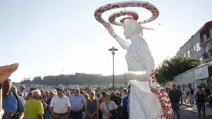 Artistas, políticos e visitantes, a carón dunha das pezas descubertas onte. // Santos Álvarez