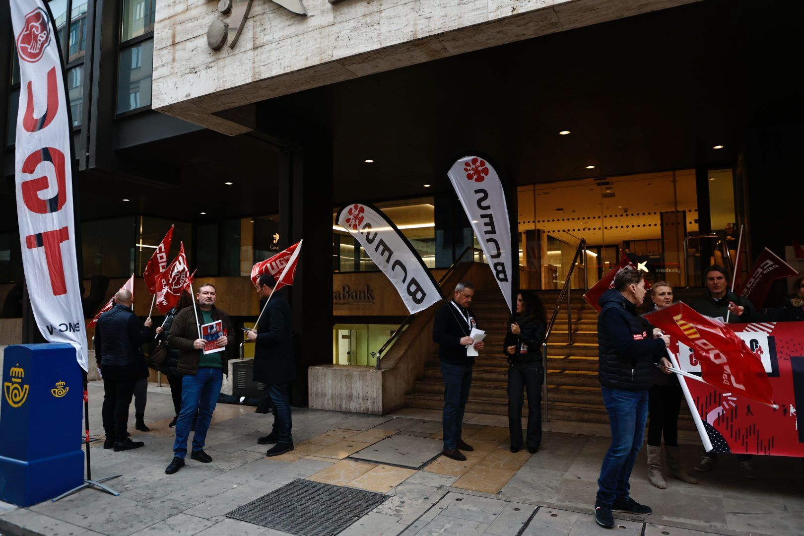 Los empleados de banca protestan ante la sedes de las entidades en València para reclamar una subida de sueldo