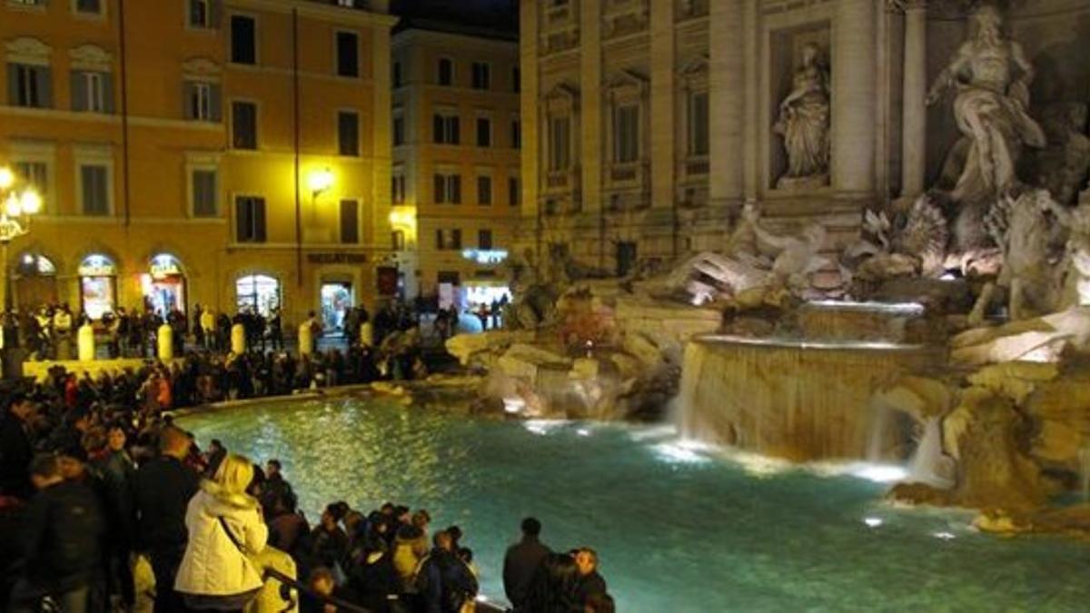 Vista nocturna de la Fontana di Trevi, en Roma.