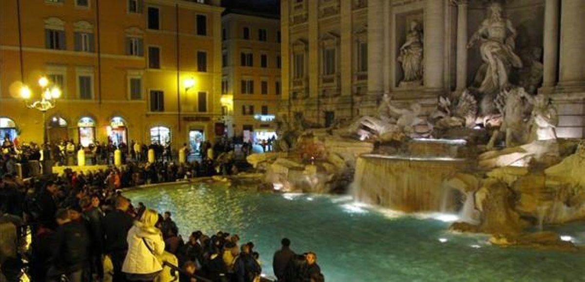 Vista nocturna de la Fontana di Trevi, a Roma. Vista nocturna de la Fontana di Trevi, a Roma.