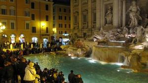 Vista nocturna de la Fontana di Trevi, a Roma.