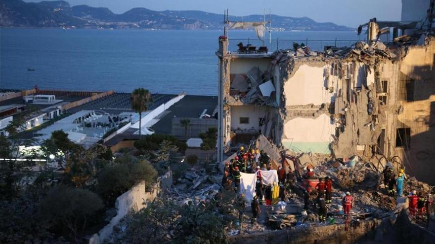 Dos muertos y 6 desaparecidos al derrumbarse un edificio en el sur de Italia