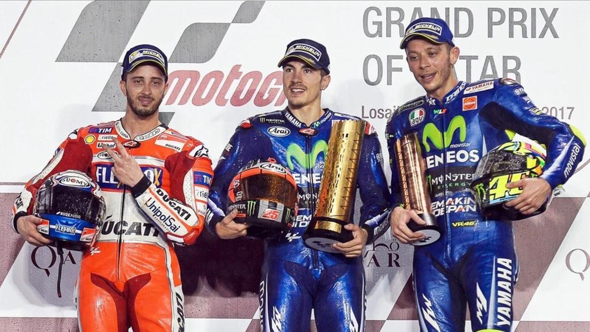 Maverick Vinales, flanqueado por Andrea Dovizioso y Valentino Rossi en el podio de Losail.