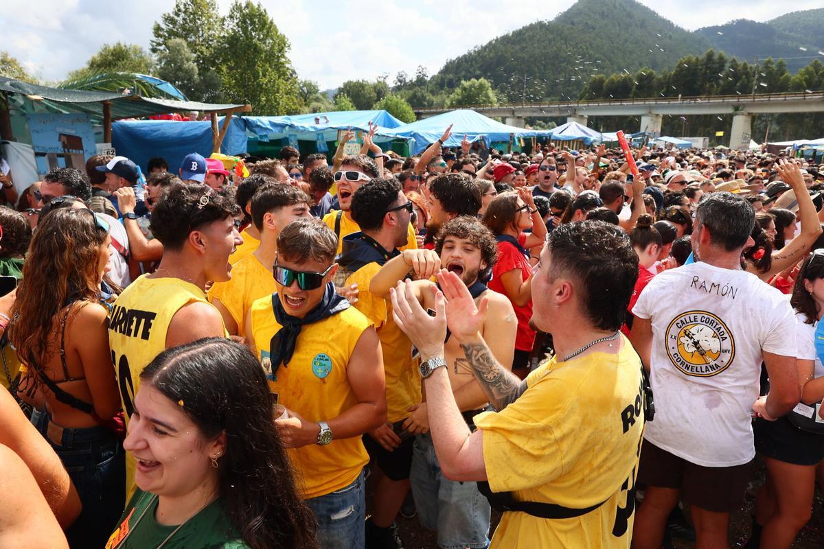 Miles de romeros toman el prao Salcéu en Pravia para celebrar el Xiringüelu Miles de romeros toman el prao Salcéu en Pravia para celebrar el Xiringüelu