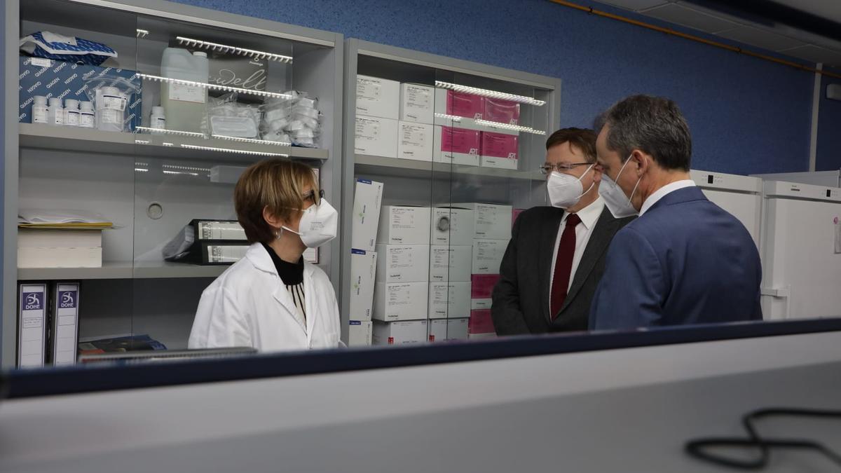 Puig junto al ministro de Ciencia, Pedro Duque, tras una visita al Instituto de Biomedicina del CSIC