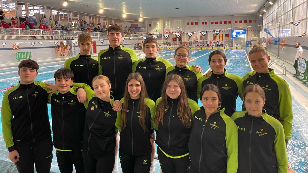 El equipo autonómico de CN Tenis Elche posa en la piscina del pabellón Esperanza Lag durante el Campeonato Autonómico